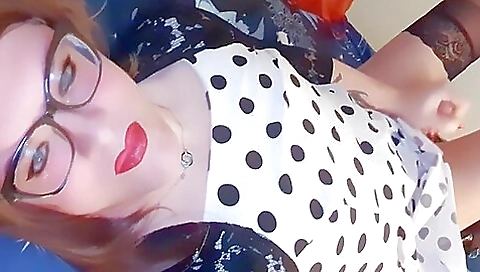 Amateur redhead masturbates in bed with her hands over the ass