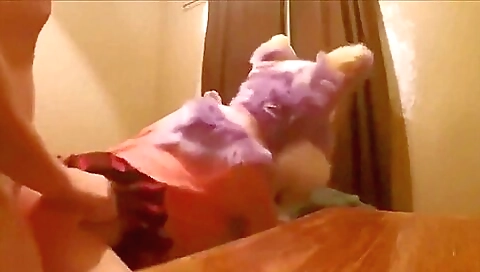 horny amateur girl takes in the guy’s prick in the pussy